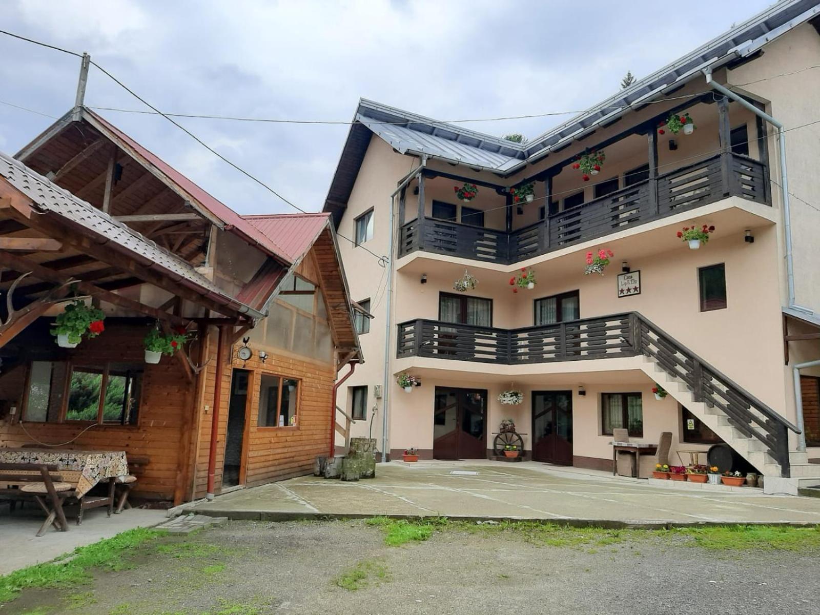 Lip Si Ely Hotel ดิมโบวิชิอัวรา ภายนอก รูปภาพ